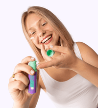 Retinolo & Vitamina E - Night Cream - 1 mese gratis applicazione su viso da una giovane donna con sorriso